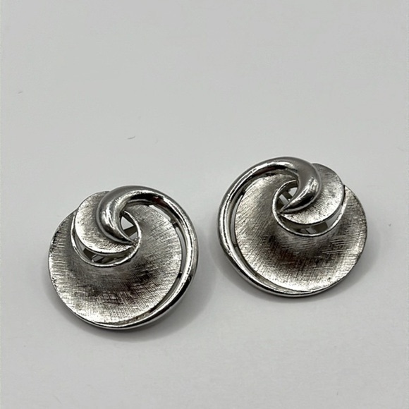 Crown Trifari Estate Silver Matte Silver Plated Clip On Earrings signed - Picture 2 of 10